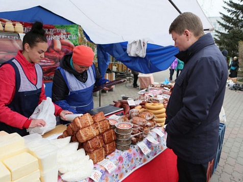 Метровую вареную колбасу покажут красноярцам на «Городской ярмарке» 30 апреля. Фото: Сергей Ерёмин