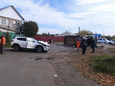 В Минусинске грузовик опрокинулся в результате ДТП. Фото: МВД