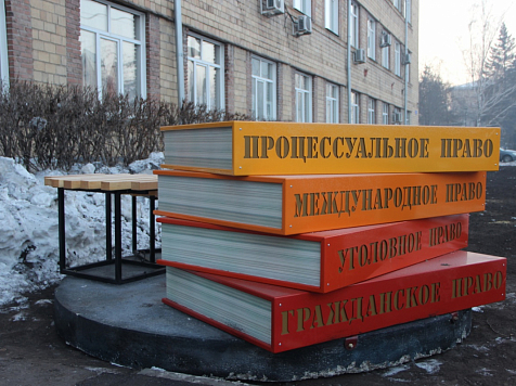 В Железнодорожном районе Красноярска установили новый арт-объект «Стол студента» . Фото: пресс-служба администрации Железнодорожного района
