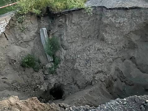 В Енисейске обрушилась защитная дамба. Фото: ЧП Енисейска и Енисейского района
