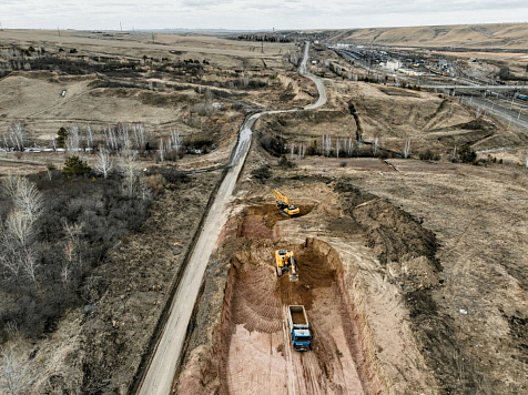 Дорожники отсыпают трассу Красноярск-Кузнецово-Зыково. фото: паблик ВК КРУДОР