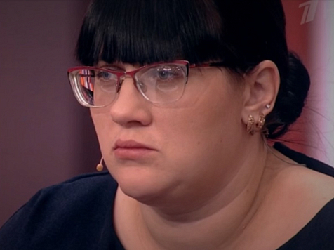 Мать погибших в Красной Сопке детей призналась, что выпивала во время грудного вскармливания. Изображение: «Пусть говорят» / Первый канал