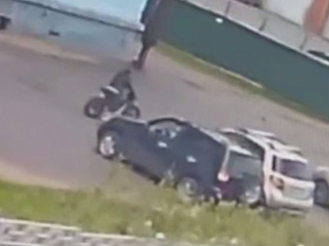 Жительница Дудинки устроила пьяный заезд на мощном электровелосипеде по двору и разбила чужое авто. Фото/видео: ГУ МВД по краю