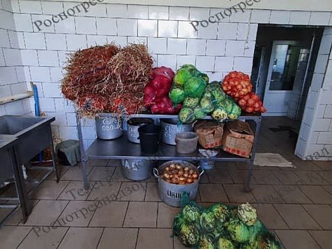 В столовой красноярского «Курорта озеро Учум» изъяли опасные овощи. Фото: Роспотребнадзор