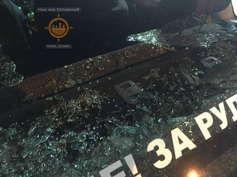 В Красноярске обстреляли машину автошколы в Солнечном. Фото: vk.com/kras_sunny