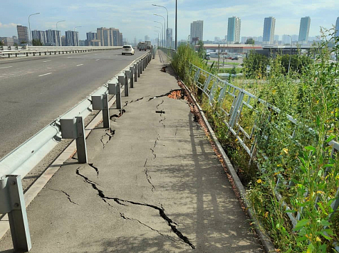 В Красноярске начал крошиться тротуар на скандальной развязке на Северном шоссе. Фото: https://t.me/gradvestnik