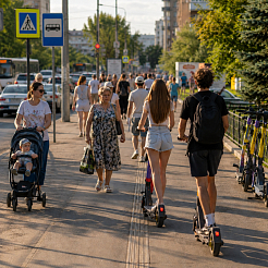 Почему летом в городе становится больше самокатов и как это влияет на пешеходов
