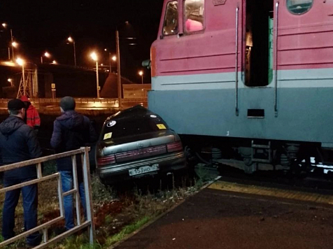 Водитель авто проехал на красный и попал под электропоезд в Красноярске. Фото: ГИБДД124