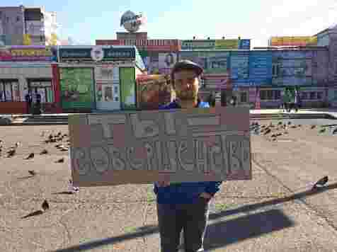 Лесосибирец стал адептом индийской философии и делает комплименты прохожим . <i>Фото Типичный Минусинск</i>