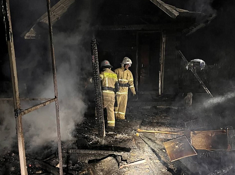 Баня и 500 «квадратов» травы сгорели под Железногорском из-за любви к шашлыку. Фото: mchs_fps2 / Telegram