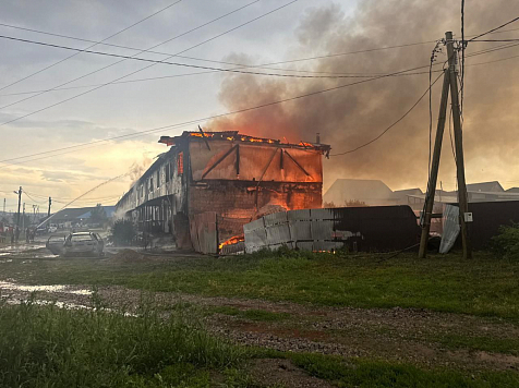Таунхаус под Красноярском охватило пламя — в него ударила молния. Фото: t.me/solonSNT