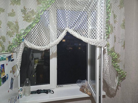 7-летний ребенок насмерть разбился после падения из окна на правобережье Красноярска. Фото: СК по Красноярскому краю