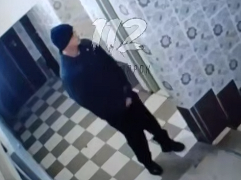 В Красноярске извращенец ходил за девушкой в подъезде и попал на камеру. Скрин и видео: 112 Красноярск/ tg.me