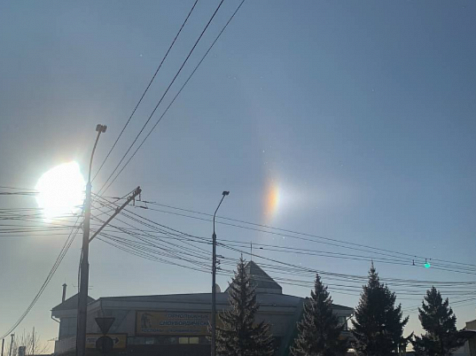 Днем в Красноярске проявилось необычное оптическое гало. Фото автора
