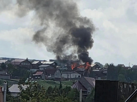 В СНТ под Красноярском загорелся частный дом. Фото: Солонцы онлайн / VK