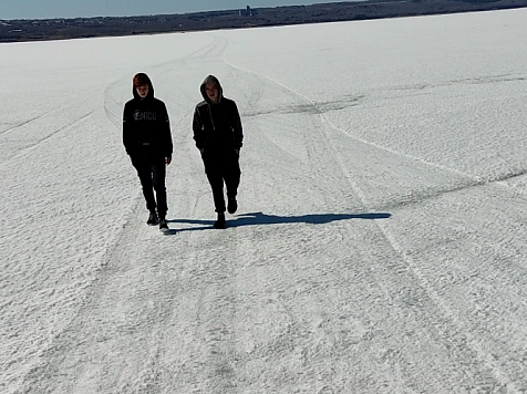 Двух подростков эвакуировали со льда Красноярского водохранилища. Фото: агентство ГО ЧС Красноярского края