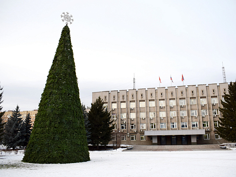 В Свердловском районе Красноярска установили 15-метровую ёлку. Фото: admkrsk.ru