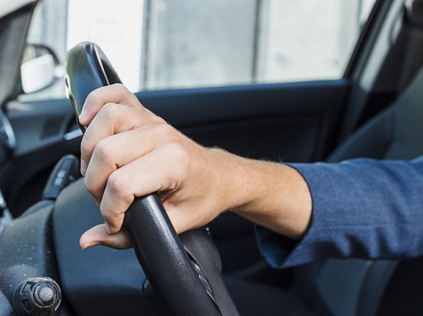 Был за рулем, но не имел прав: в Красноярске задержан водитель коммерческой скорой помощи. Фото: ru.freepik.com