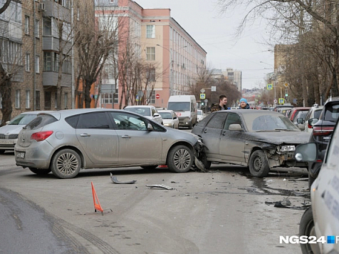 В центре Красноярска произошла массовая авария: показываем кадры с места. Фото: ngs24.ru