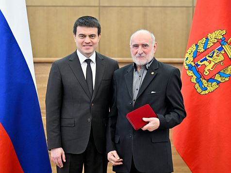 Михаил Котюков наградил известного красноярского историка. Фото: исторический факультет КГПУ