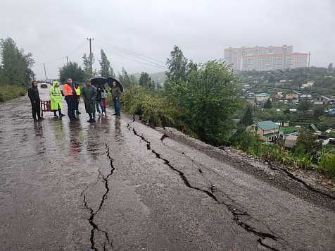 В Красноярских Черемушках дорога сползла со склона после непогоды. Фото: мэрия Красноярска