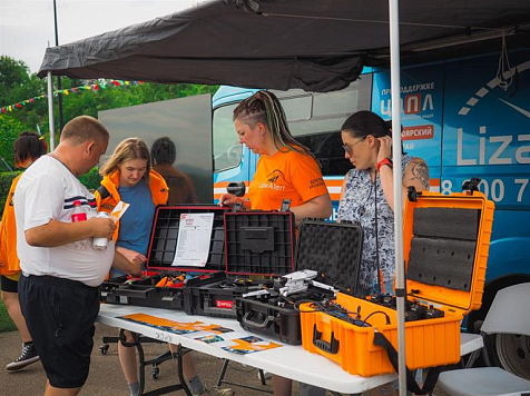 В Красноярске прошел патриотический фестиваль с плетением сетей и распечаткой деталей для дронов. Фото: администрация Красноярска