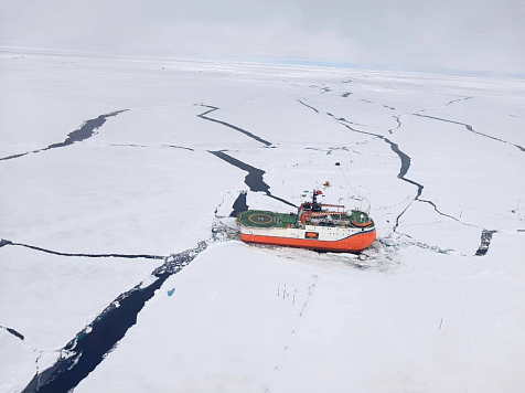 Красноярские авиаторы спасли полярницу с дрейфующей станции . Фото: КрасАвиа