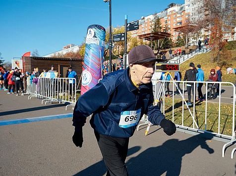 В Красноярске 94-летний пенсионер пробежал марафон. Фото: мэрия Красноярска, на фото: А. Веретнов-старший