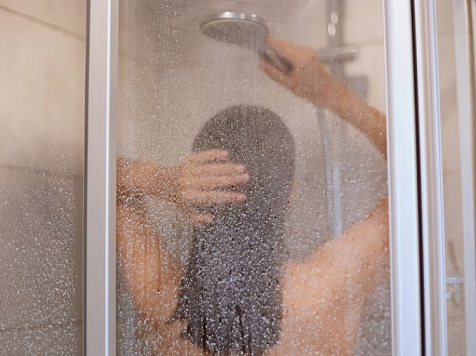 Жителям двух районов Красноярска раньше срока вернули горячую воду. Фото: freepik.com