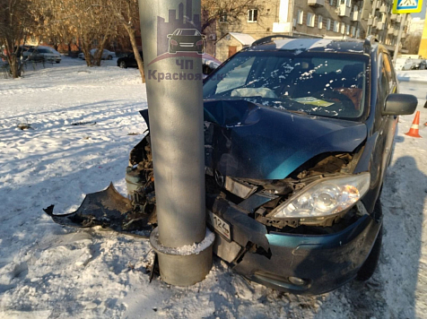 Из-за таксиста красноярский водитель чуть не сбил пешехода и врезался в столб (Видео). Фото, видео: ЧП Красноярск