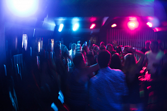 «У организаторов подпольных вечеринок – ликование»: Красноярские бары проводят нелегальные вечеринки 