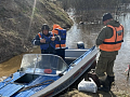Сотрудники МЧС доставили продовольствие и цветы в подтопленные села Красноярского края