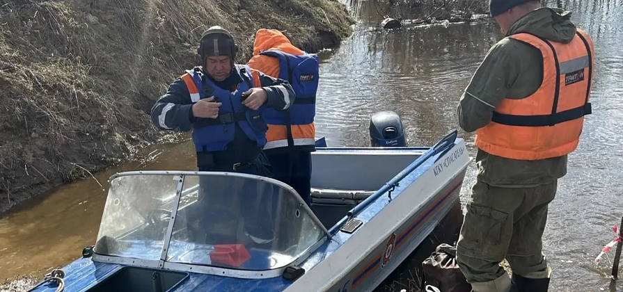 Сотрудники МЧС доставили продовольствие и цветы в подтопленные села Красноярского края