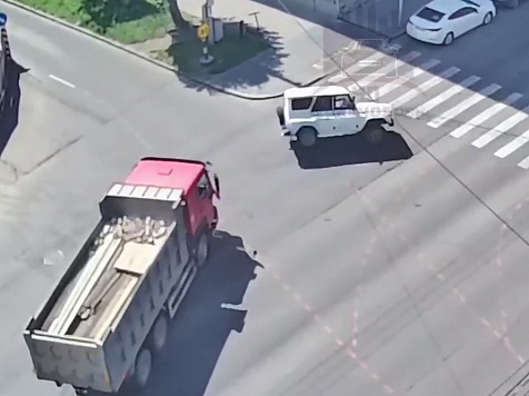 «УАЗ» перевернулся в центре Красноярска после столкновения с грузовиком . Изображение, видео: «ЧП Красноярск» / Telegram