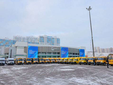 В территории Красноярского края отправились 116 школьных автобусов и автомобилей медикам. Фото: Александр Черных
