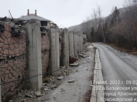 В Красноярске на Базайской снесут аварийную подпорную стену и сделают откос. Фото: администрация города