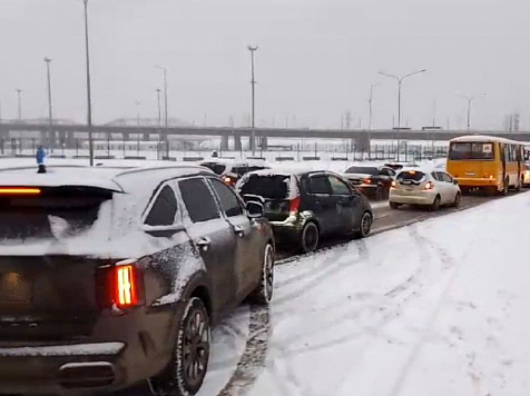 Из-за снегопада Красноярск встал в десятибалльные пробки. Фото: 1 -Дмитрий Пименов, 2 - 2GIS.