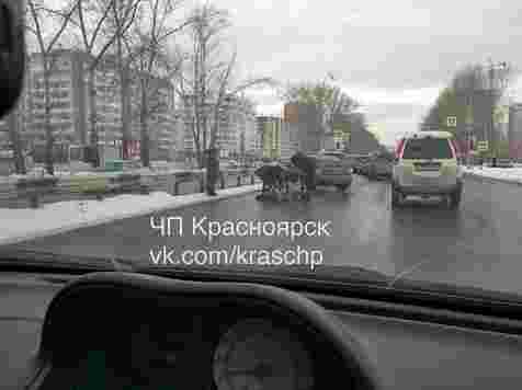 «Приора» сбила колясочника-попрошайку на Алексеева. Фото: «ЧП Красноярск» / vk.com