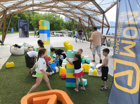 7 канал Красноярск открыл интерактивную площадку для детей с лего-гигантами. Фото: 7 канал Красноярск