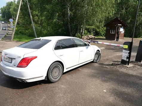 Не пустили даже мэра: въезд на Центральные Столбы в Красноярске закрылся. Фото: Сергей Верещагин