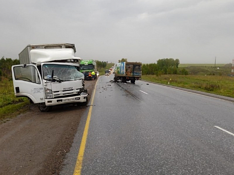Водители двух грузовиков пострадали в ДТП под Красноярском. Фото: ГИБДД