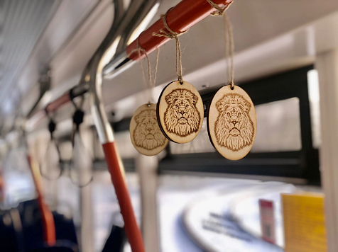 Красноярцы могут забрать деревянный сувенир из городских трамваев. Фото: vk.com/krasnoyarskrf