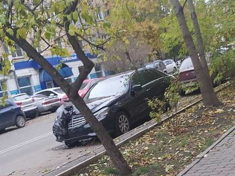 Протаранившему ворота красноярского Центрального парка грозят 15 суток ареста. Фото: гибдд.рф/r/24