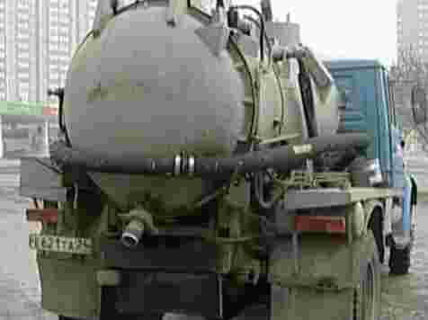 Жители пожаловались на слив отходов ассенизаторскими машинами в районе Калинина