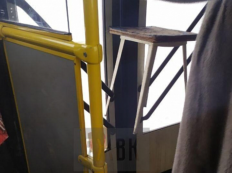 В Красноярске водитель автобуса заблокировал табуреткой сломавшиеся двери 					     title=
