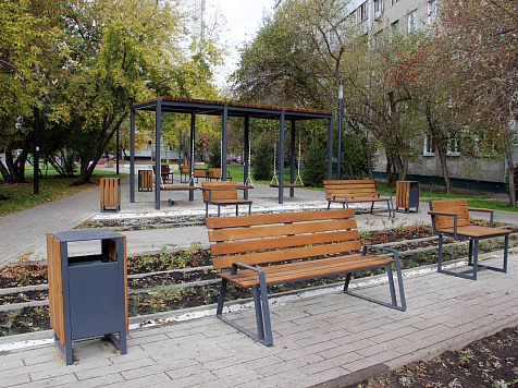 В новых скверах Железнодорожного района появились качели и батуты. Фото: admkrsk.ru