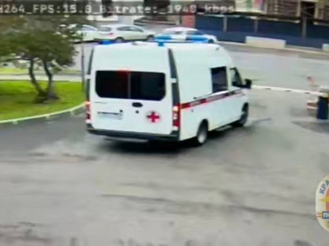 Пьяный красноярец угнал скорую помощь и протаранил шлагбаум, выезжая на ней с территории больницы. Фото: МВД Красноярского края