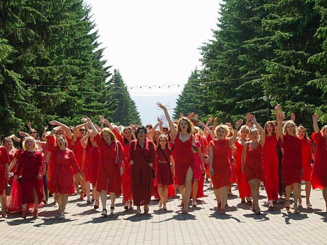 В Красноярске прошло шествие женщин в красных платьях. Фото: Шествие в красных платьях