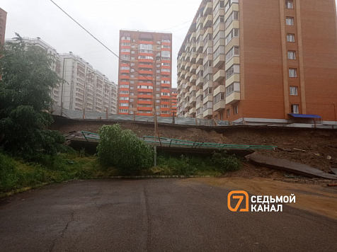 В красноярском Солнечном рухнула подпорная стена и грохотом разбудила жителей в 5 утра. Фото: «7 канал Красноярск»