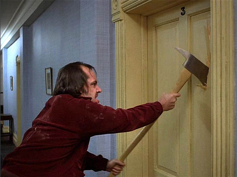 Житель Норильска топором разгромил дверь соседям за просверленную в стене дыру. Кадр: фильм «Сияние» 1980 г. Режиссер Стэнли Кубрик